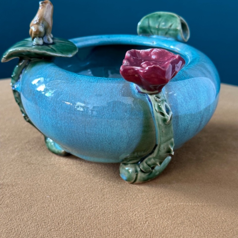 Vintage Majolica Style Pottery Footed Bowl w/ Frog Lily Pad and Flower